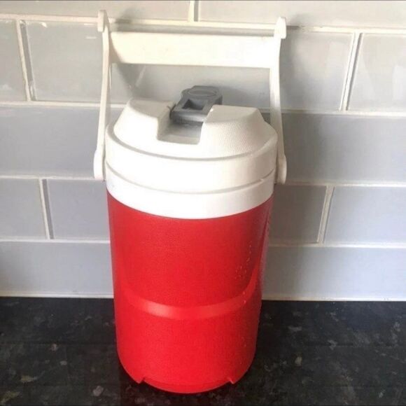 Igloo Laguna Half Gallon Water Jug Cooler Thermos Red w/ Hooks & Handle - Picture 2 of 8